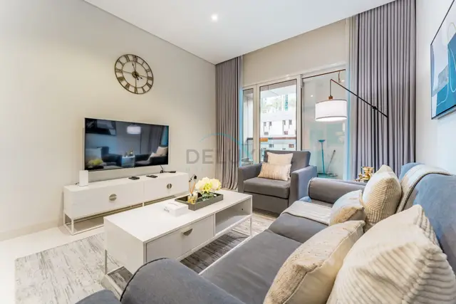 Pool and City View 1-Bedroom Near Dubai Water Canal, The Cosmopolitan — Business Bay