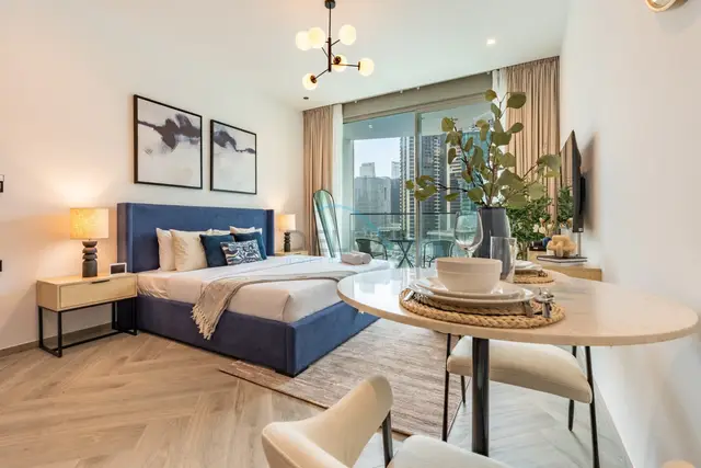 Studio Overlooking the Pool with a View of the Burj Khalifa Tip — Business Bay