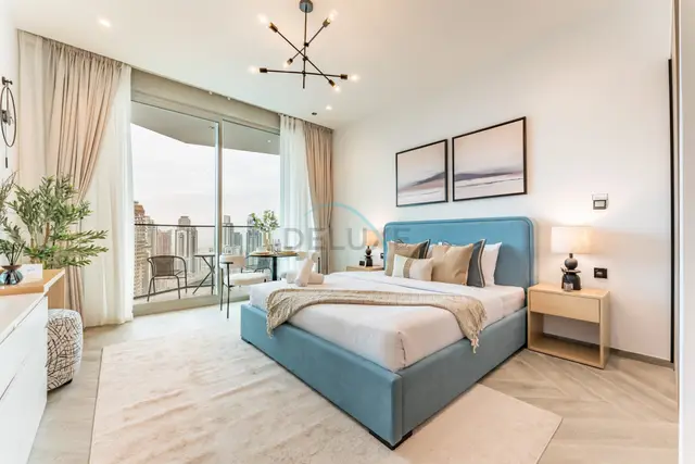 High-Floor Studio Featuring Canal and Burj Khalifa Views — Business Bay